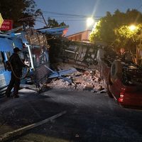 Tráiler nodriza con camionetas nuevas vuelca en Insurgentes sur, en Tlalpan