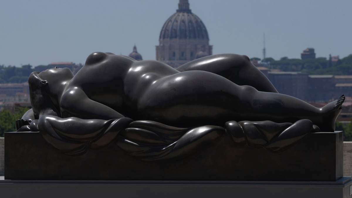 La escultura "Venus dormida", de Fernando Botero, instalada en el mirador de Pincio, en Roma, el 19 de julio de 2024, parece estar en frente de la Basílica de San Pedro del Vaticano