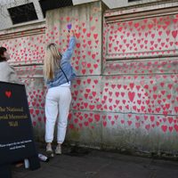El muro de corazones: un homenaje a las víctimas del coronavirus en el Reino Unido
