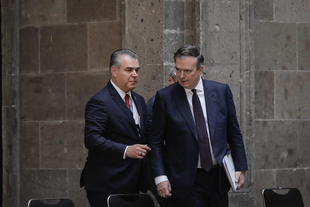 Cervantes y Ebrard. Polémica cercanía para un sector del CCE. Foto Montserrat López