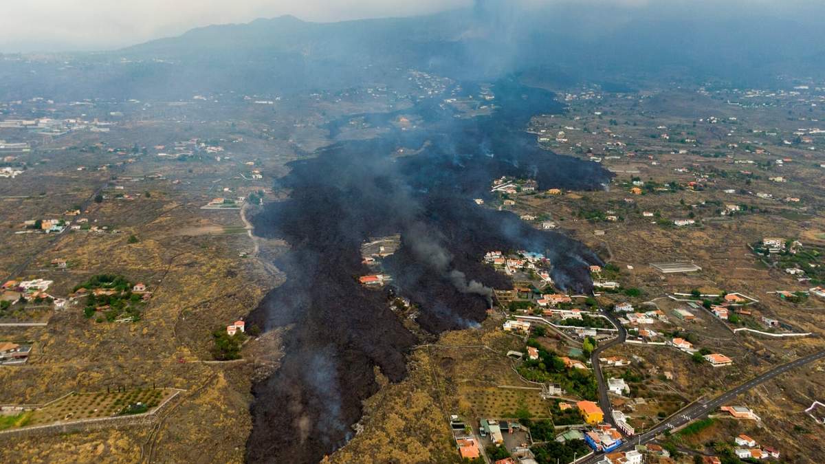 La lava arrasa un pueblo de La Palma. Fuente: (Twitter)