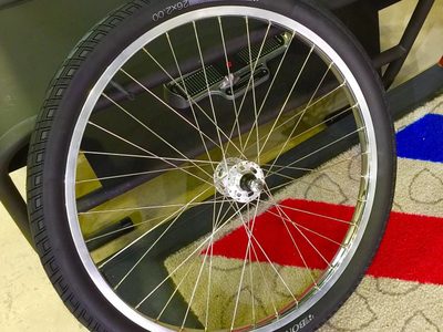 Si se pinchó la rueda de la bicicleta, no la tires: así de fácil podés crear un organizador para la pared con toda la onda