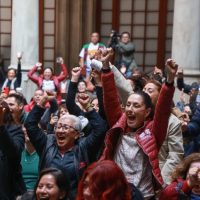 Así reaccionaron Sheinbaum, AMLO, Chivas y celebridades a la atajada de Memo Ochoa (Video)