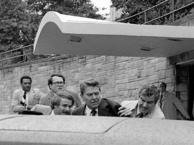 Reagan sobrevivió a un intento de asesinato y su respuesta cambió la trayectoria de su presidencia