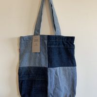 No tires esa remera vieja: sin máquina de coser, transformala en el bolso playero más chic y que todas van a envidiar