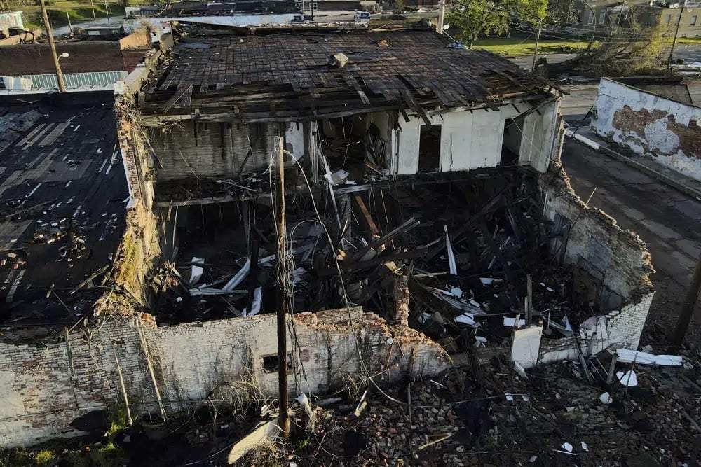 Un edificio en Rolling Fork, Mississippi, el 27 de marzo de 2023, días después del paso de un tornado
