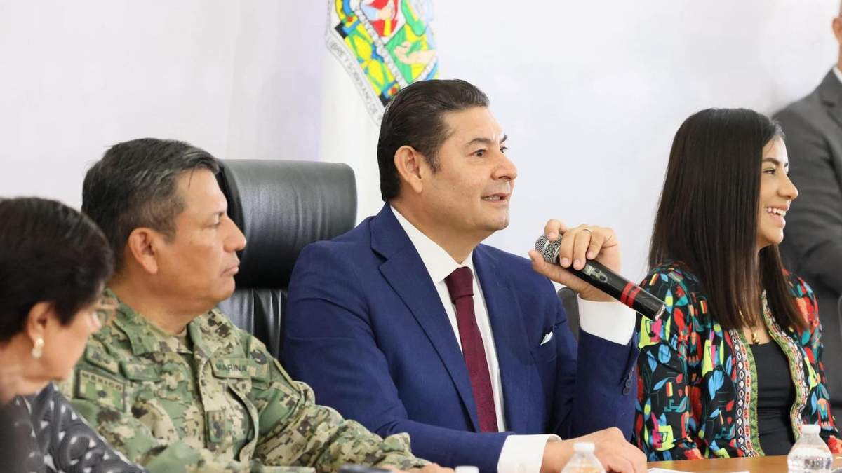 El gobernador en la conferencia