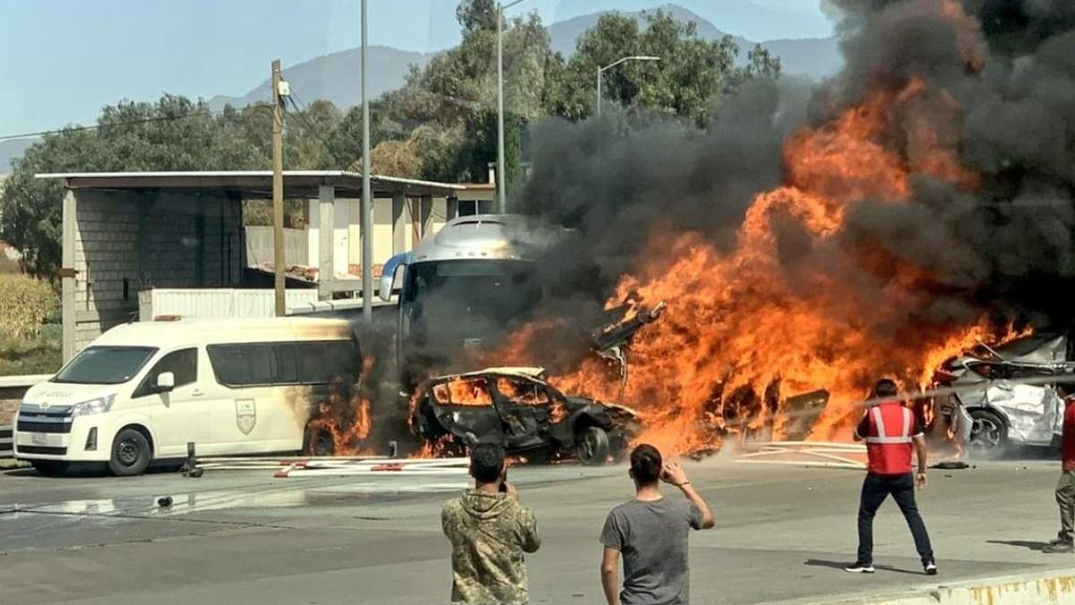 Vehículos en llamas sobre la autopista México-Puebla