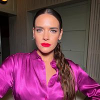 Mica Vázquez tiene la clave para cortar con la uniformidad de un look monocromático sin perder la elegancia