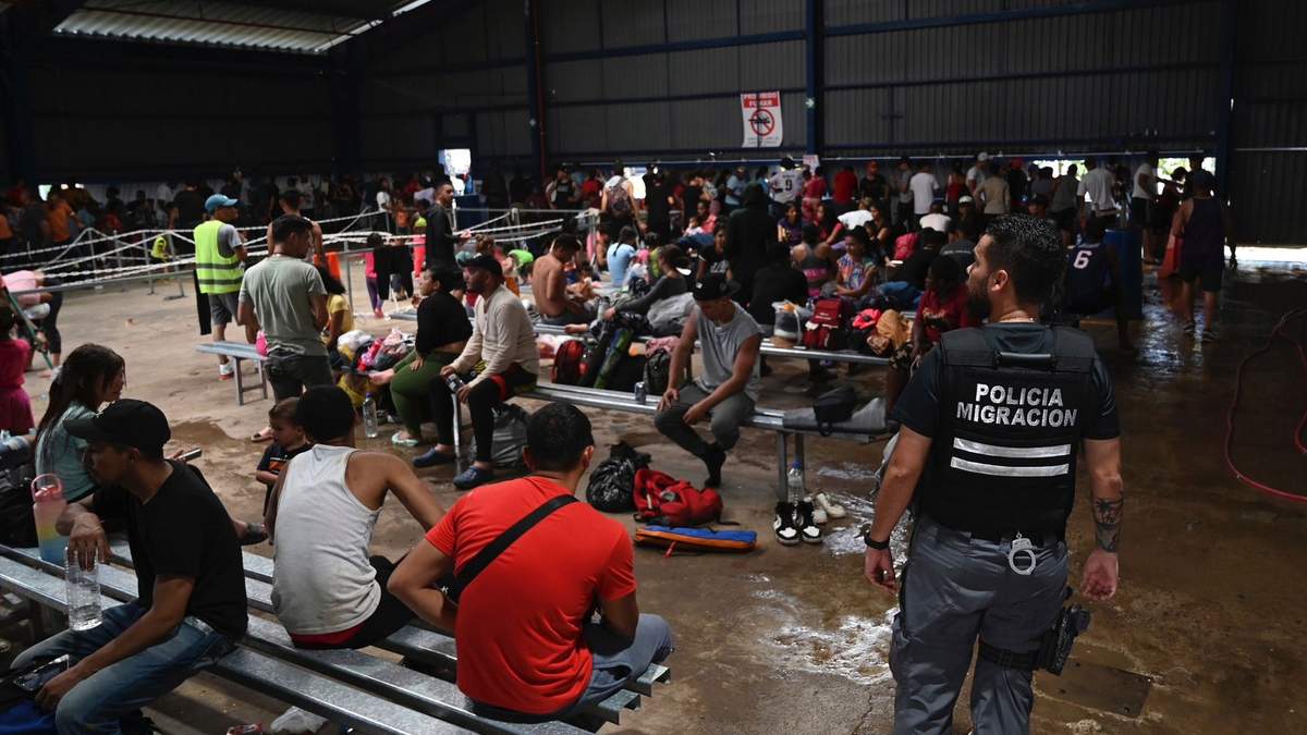 Migrantes de Venezuela aguardan en un Centro de Atención Temporal para seguir su viaje a EU