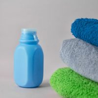 Antes de tirar los envases de suavizantes vacíos, mirá esta práctica idea para colgar las toallas de tu baño