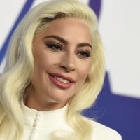 Nueva tendencia: Estilista de Lady Gaga transforma corsés en elegantes mascarillas