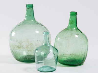 No tirés las botellas de damajuana que tenés en casa y hacé una lámpara de mesa sin toma de luz