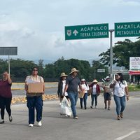 Normalistas de Ayotzinapa exigen apoyos con un bloqueo en la autopista del Sol