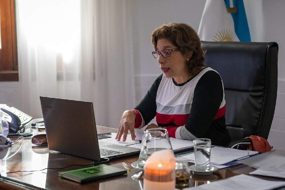 Arabela Carreras reunida por teleconferencia. Fuente: (Twitter)