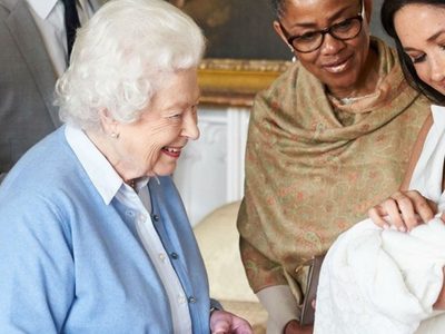 Con Archie no, por favor: el rezo en cuarentena de la Reina Isabel