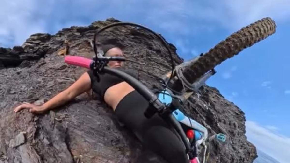 Ciclista Cecilia Sopeña perdió el control en un sendero rocoso junto al mar y estuvo a punto de precipitarse