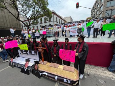 Morenistas protestan frente a la SCJN con ataúdes pintados con el rostro de la ministra Piña (Video)