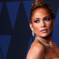 JLo tuvo que ser recogida del suelo por sus bailarines en pleno show ¿Qué le pasó?