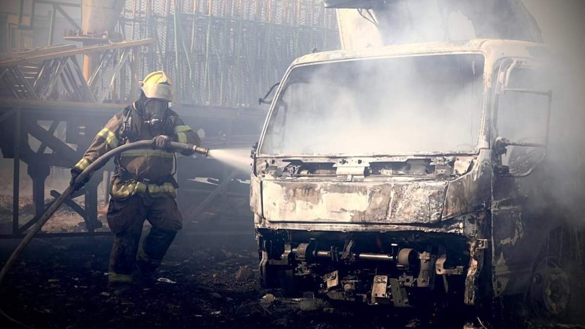 Bomberos sofocan incendios en fábricas y terrenos baldíos