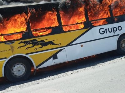 Conmoción en Neuquén Capital, se incendió un colectivo de Autobuses Neuquén