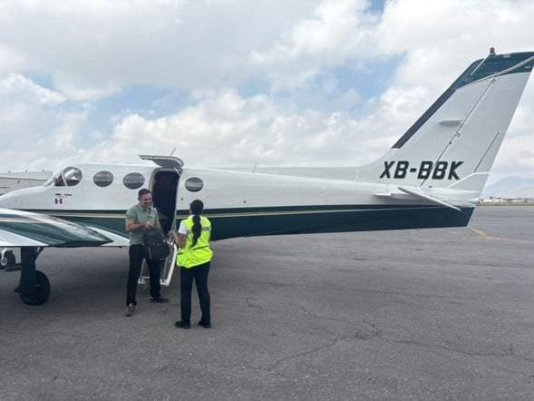 Américo Villarreal Santiago, delegado del Gobierno Federal en Coahuila, abordó el avión privado con matrícula XB-BBK para cubrir la ruta Saltillo–Monterrey el 1 de septiembre de 2025