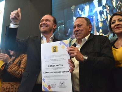 Santiago Taboada recibe la constancia como candidato del PRD