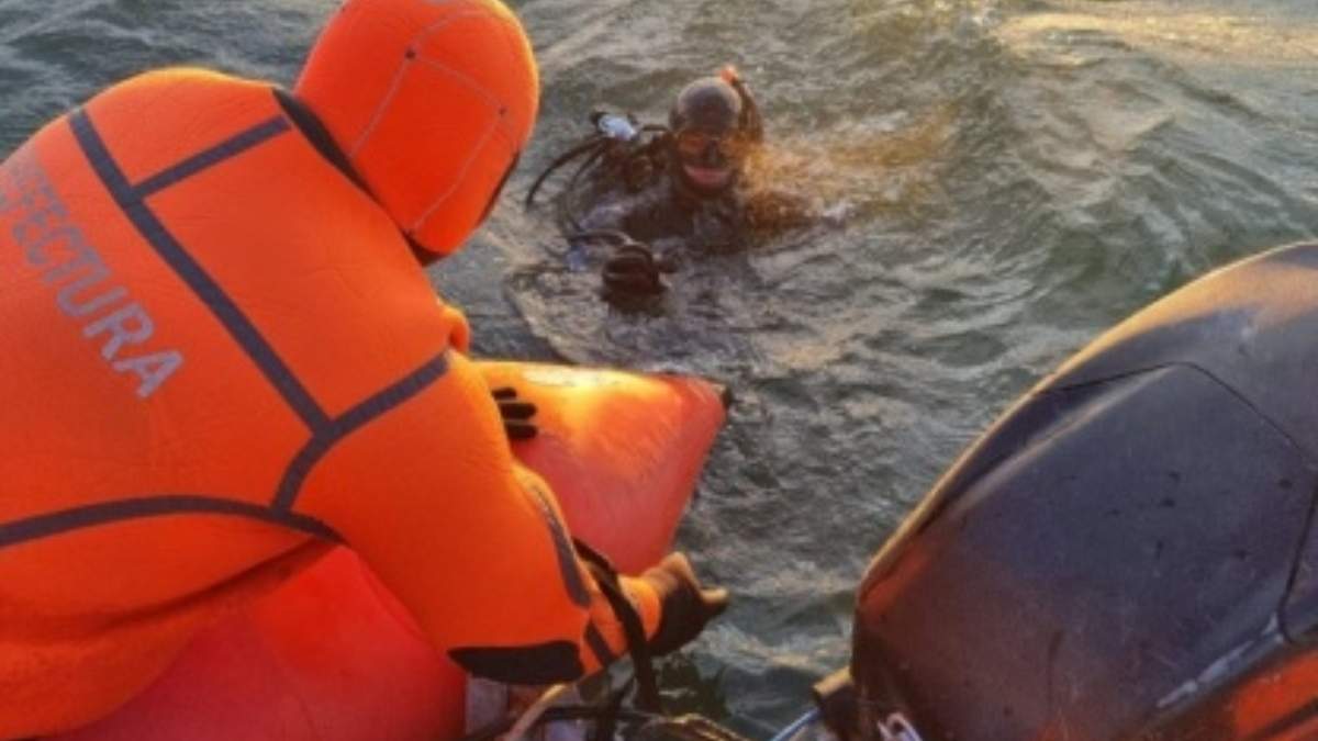 Buzos de la Prefectura en la búsqueda del niño en el lago Musters. Fuente: (Twitter)