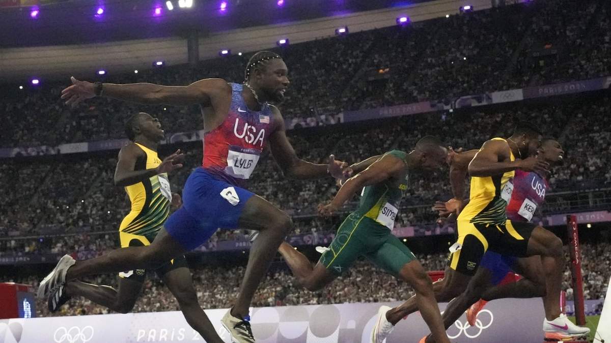 El estadunidense Noah Lyles se estira para ganar la final de los 100 metros