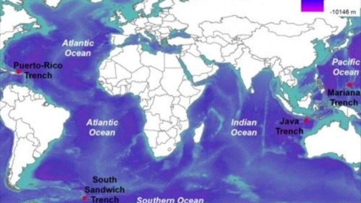 Mapa que muestra las ubicaciones (en rojo) de los puntos más profundos en cada uno de los cinco océanos del mundo