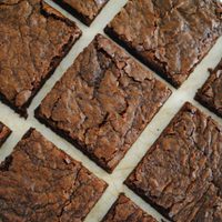 Cuadraditos de brownie y masa quebrada: tentate con esta receta full chocolate para acompañar con mate