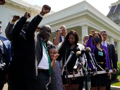Biden recibe a la familia de George Floyd a un año de su asesinato