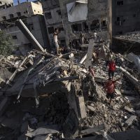 Israel bombardea campo de refugiados en Gaza; hay 40 muertos