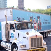 Canelo Álvarez adelanta Navidad a niños del DIF en NL; llega en tráiler con miles de juguetes