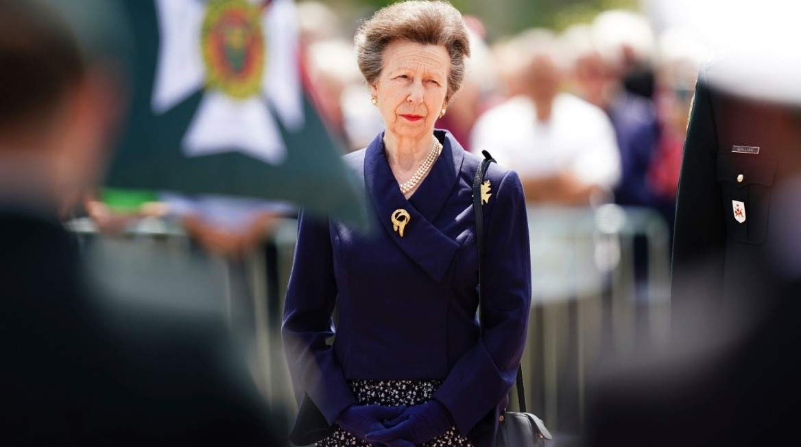 La princesa británica Ana asiste a una ceremonia por el 80 aniversario del Día D en la Place des Canadiens en Bretteville-l'Orgueilleuse, Normandía, Francia