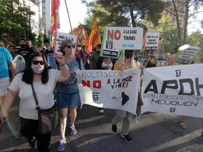 Agrupaciones marcharon en contra de la base de Estados Unidos en Neuquén