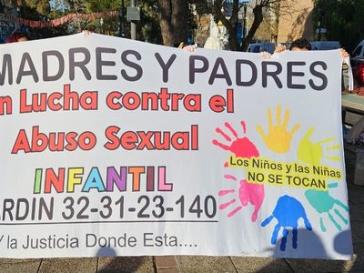 Padres de chicos del Jardín 31 rechazan prisión domiciliaria otorgada al maestro acusado de abusos