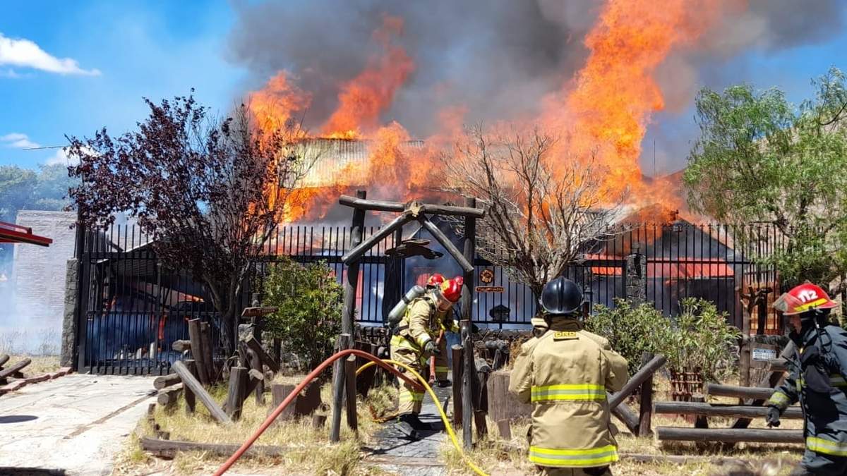 Incendio en una vivienda de Cutral Co. Fuente: (Fuego24.com)