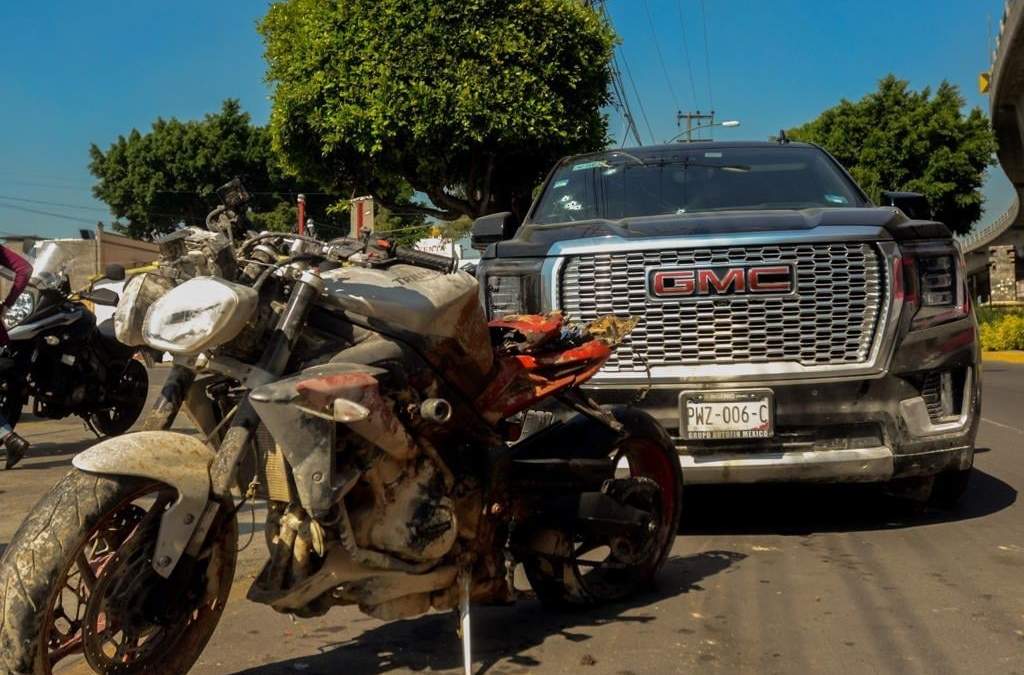 Motocicleta y camioneta usadas en la balacera