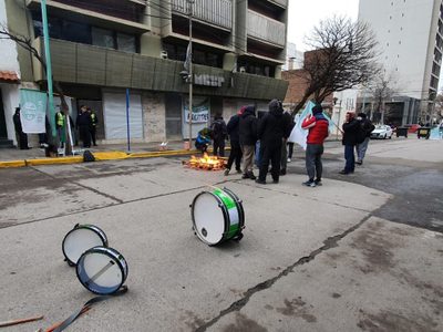 Trabajadores de Recursos Hídricos de Plottier se movilizaron hasta Economía, en Neuquén capital