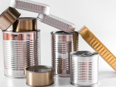 No tires las tapas de las latas, usalas para crear estas “patas estilo antiguo” para tus cajas de madera