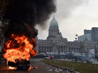 El Senado argentino aprueba las reformas de Milei en medio de protestas y disturbios