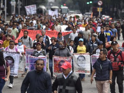 Marchan en memoria de los 43 estudiantes de Ayotzinapa (Fotogalería)