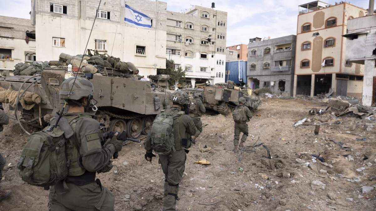 Soldados israelíes toman parte en una operación terrestre en el vecindario de Shijaiyah, en Ciudad de Gaza