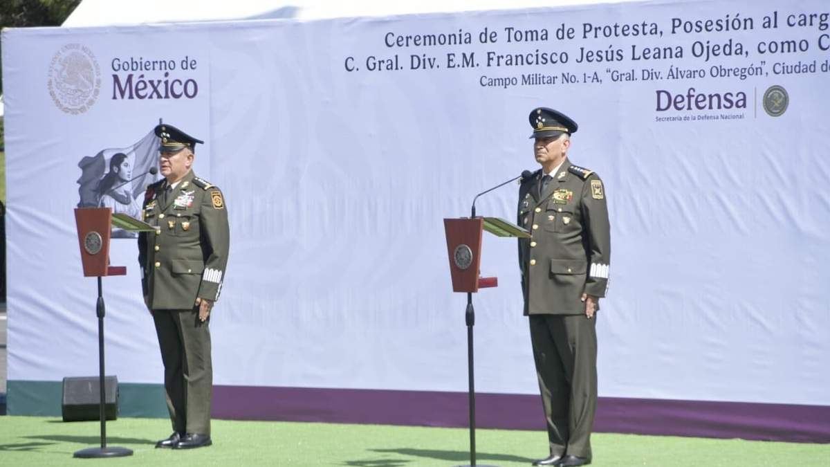 El jefe del Estado Mayor Conjunto de la Defensa Nacional, general Arturo Coronel Flores (izq), le tomó la protesta y le dio posesión al cargo al general Francisco Jesús Leana Ojeda (der), como nuevo comandante del Ejército, el martes 1 de junio de 2025, en el Campo Militar número 1, Ciudad de México
