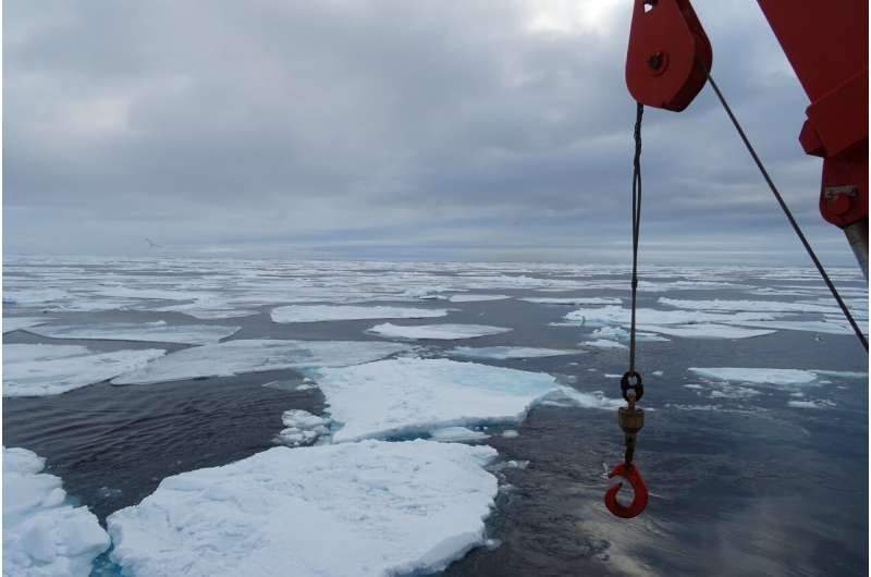 A bordo de un barco rompehielos, los investigadores recolectaron muestras de agua que fluían hacia y desde el Océano Ártico