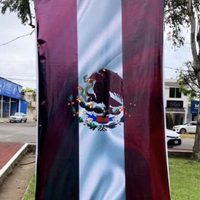 Gobierno de Nayarit pinta la bandera de México del color guinda de Morena; ofrece disculpa