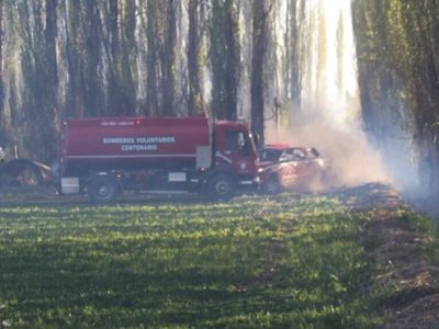 Dos incendios intencionales en Centenario: un bombero terminó en el hospital