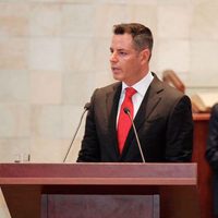 Entre protestas del magisterio y cerco policial, Alejandro Murat rinde su segundo informe