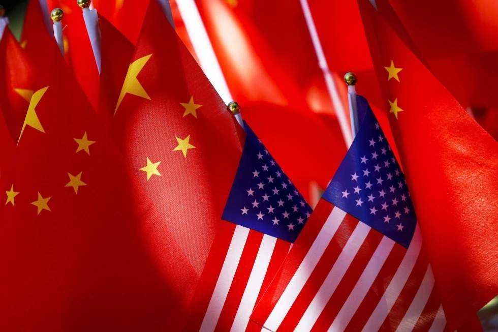 Banderas estadounidenses y chinas se exhiben sobre un triciclo el 16 de septiembre de 2018 en Pekín.